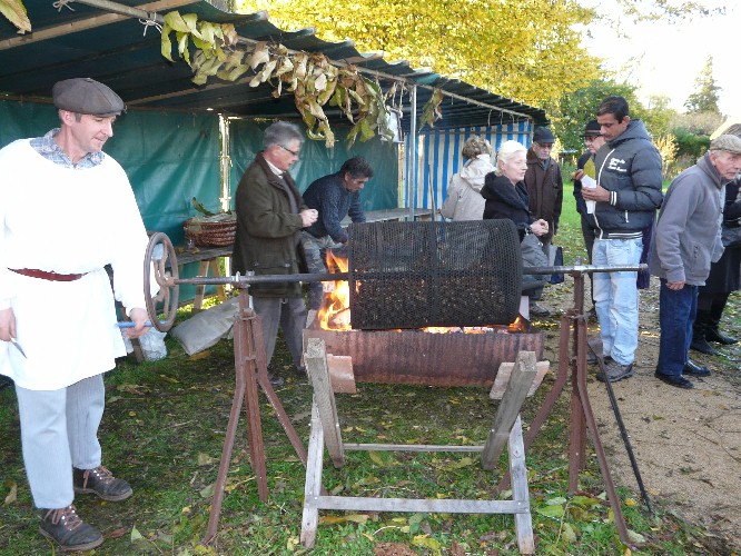 Le feu du grill  chtaignes a t plac  l'abri du vent